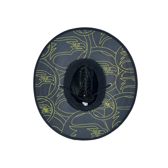 Straw hat with a classic design, breathable material, and comfortable fit, perfect for sunny days and adding a touch of style to any outfit.